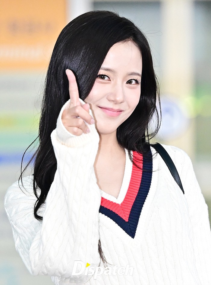 A separate photograph of Jisoo showing her ivory knit and accessories.
